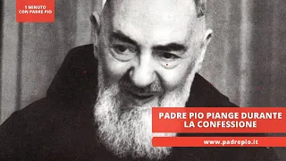 Padre Pio piange durante la confessione