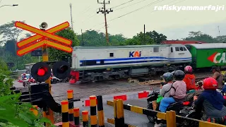 Palang Pintu Perlintasan Kereta Api || Railroad Crossing || Ka Serayu Loko ⚪️🔵 & Ka Bbm Pertamina