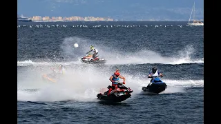 Lo spettacolo delle moto d'acqua sul lungomare di Napoli