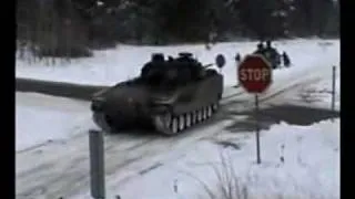 LKW vs Panzer - zärtliche Berührung