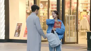 Movie! Handsome CEO seeing girl distributing flyers in the cold, distressed, decides to join her!