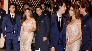 Shahrukh Khan's GRAND ENTRY With Son Aryan & Wife Gauri At Akash Ambani & Shloka Mehta's Engagement