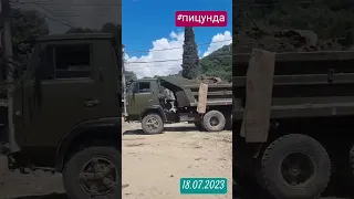 Пицунду восстанавливают, пляжи не очень чистые. Бунгало на берегу по 5 т. Пока там грязно. #пицунда