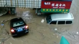 Appalling Moments: Sudden Downpours Wash away Cars in south China