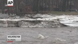 Warmer weather melts ice, causes flooding in Ill.