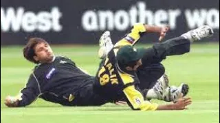 Shahid Afridi takes the catch and takes out Shoaib Malik who came over the top of him