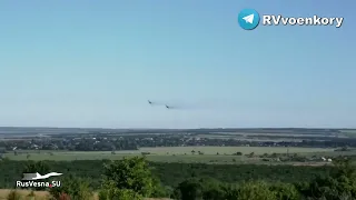 Лётчики Су-25 поднимают боевой дух пролётом на сверхмалой высоте над головами бойцов ЛНР.