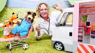 Spielspaß mit Doktor Nicole. 🚑 Warum braucht der Bär einen Krankenwagen? Spielzeug Video für Kinder