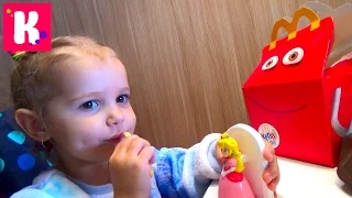 Катя и её новая игрушка из Happy Meal