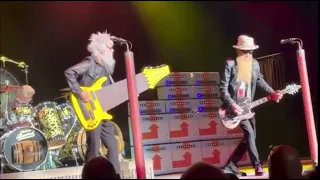 ZZ TOP PERFORMS “GOT ME UNDER PRESSURE” With 17 STRING BASS