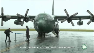 Avião da FAB com corpos de brasileiros chega a Chapecó