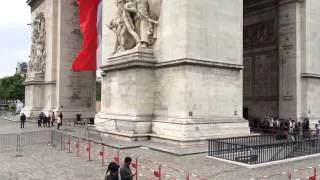 Paris - Arc de Triomphe crazy drivers