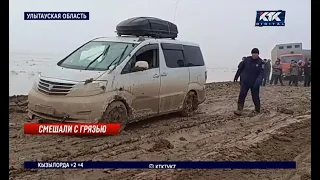 Почти 100 машин увязли в грязи на трассе Жезказган – Кызылорда
