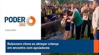 Bolsonaro chora ao abraçar criança em encontro com apoiadores