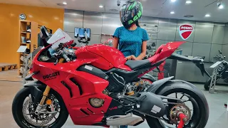 Vlog || 19 - Covered  Ducati Showroom in Kolkata 🔥, Details of Superbikes in Hindi
