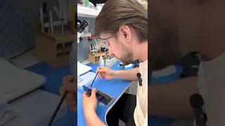 Кривляющийся переросток с женским голосом меняет стекло камеры на iPhone 12 Pro Max. Зае**л!