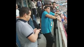 Maradona, sos campeón del mundo?. Maradona: Ta bien 👍🏻