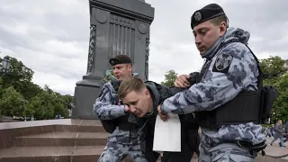 Protest an Geburtstag Nawalnys: Wenn ein weißes Schild zur Festnahme führt