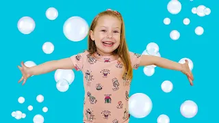 Маленькая девочка Мия учится надувать большие мыльные пузыри !!! Видео канала Ferents' Family
