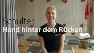 Hände hinter dem Rücken