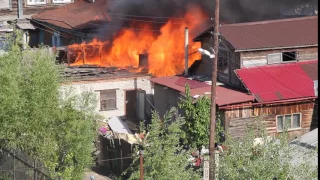 Пожар в Кургане: горит дом по улице Парижской Коммуны (08.06.2017)