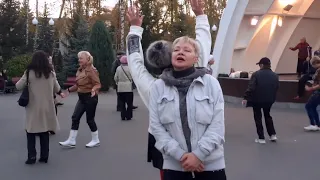 БЕГИ ПОКА НЕ ВРАГИ!🙂🕺💃/ТАНЦЫ В ПАРКЕ ГОРЬКОГО ХАРЬКОВ 2021