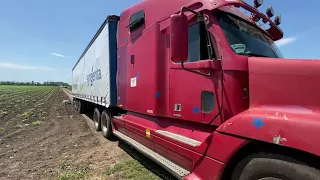 Попал в кабину настоящего американского грузовика и офигел! Обзор Freightliner с пробегом в 2 млн.