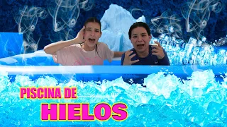 ¿Quién Sabe Más? ¿Tú o Nosotras? PREGUNTAS EN LA ALBERCA DE HIELO | AnaNANA TOYS