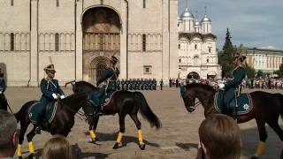 Развод конного и пешего караулов президентского полка в Кремле на Соборной площади Москвы
