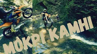 Як проїхати річкою на мотоциклі