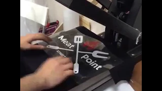 Процесс нанесения рисунка на футболку