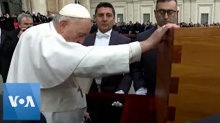 Pope Francis Touches Coffin in Final Farewell to Benedict XVI | VOA News