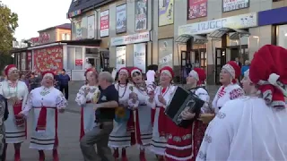 "Веселые девчата" дали зажигательный концерт в Клинцах. Живой фрагмент видео.