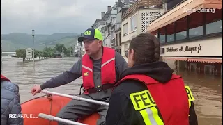 Mit dem Boot durch die Stadt: Die Feuerwehr Zell unterwegs im Hochwasser