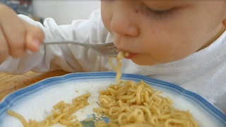 LITTLE KIDS EATING NOODLES