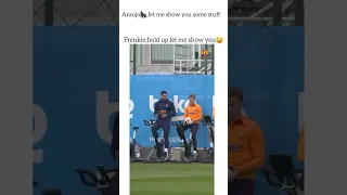 Frenkie showing levels to araujo🦍😭😂 #barcelona #araujo #de jong #viral #shorts #football #ytshorts