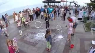 Гигантские пузыри. Ялта/Giant soap bubbles children on the seafront of Yalta.12 June 2016/4K video/