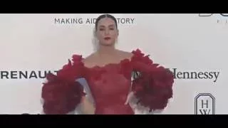 Katy Perry shows off bold dress on amFAR gala's red carpet