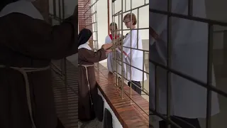 Mira la reacción de las monjas al ver a Jesús en la Cruz #viral #shorts #short