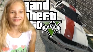 МОЯ СЕСТРА ВПЕРВЫЕ ИГРАЕТ В GTA 5