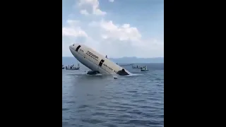 شاهد لحظة سقوط طائرة في. عرض البحر. وهي تغرق