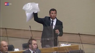 Vukanović našao falsifikovane glasačke listiće Željke Cvijanović i doneo ih u skupštinu!