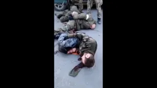 Des soldats ukrainiens tirent à bout portant dans les jambes de prisonniers russes ligotés.