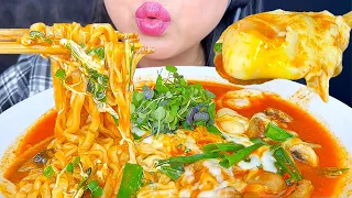 ASMR SPICY NOODLES, RICE CAKES & SOFT BOILED EGGS COVERED IN CHEESE (MUKBANG)