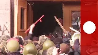 Protesters vs protesters: Clashes over seized govt building in Kiev