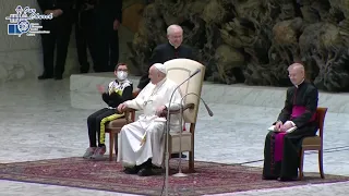 (20/10/2021) Child spontaneously climbs on stage to ask Pope Francis for his cap