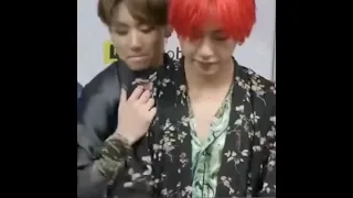 Ухмылка Тэхёна 😏 когда Чонгук всем телом рядом🔥🌈💚💜 #taekook #taekookisreal #vkook #jk #v #kookv #bts