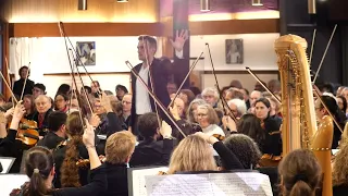 Mystique ! Les cloches de l'église fusionnent avec la dernière note d'une symphonie épique !