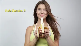 Красивая девушка показывает как есть банан