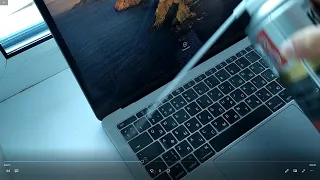 Возможно ли очистить клавиатуру в Macbook Pro 13 2017 сжиженным воздухом ?